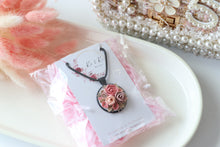 Load image into Gallery viewer, Green Theme Floral Necklace