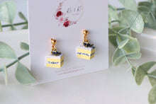 Load image into Gallery viewer, Medium Size Floral Studs