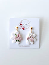 Load image into Gallery viewer, Floral Earrings