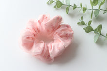 Load image into Gallery viewer, Scrunchie Netted Pink