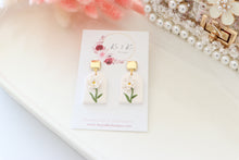 Load image into Gallery viewer, Birth Flower - April
