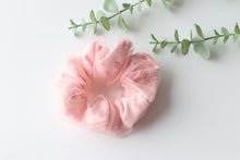 Load image into Gallery viewer, Scrunchie Netted Pink
