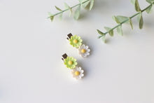 Load image into Gallery viewer, Light Green and White Flower Clips
