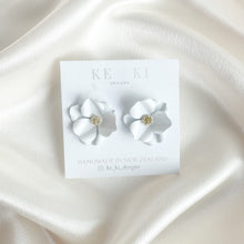 Load image into Gallery viewer, Petalie Luxe Jeweller
